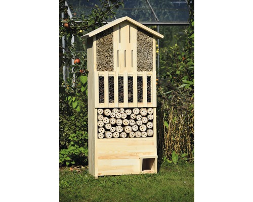 Hôtel à insectes en bois avec divers matériaux de remplissage pour favoriser la biodiversité dans le jardin