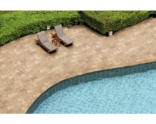 Terrasse avec pavés, deux chaises longues et piscine