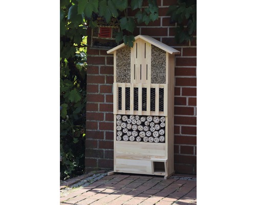 Hôtel à insectes en bois avec différents matériaux de remplissage pour favoriser la biodiversité dans le jardin