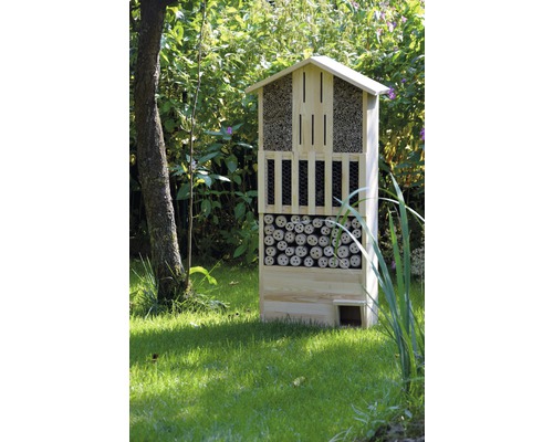 Hôtel à insectes en bois dans le jardin