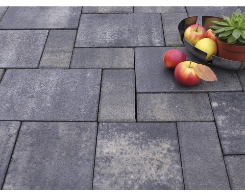 Verlegte Pflastersteine mit Obstschale und Äpfeln