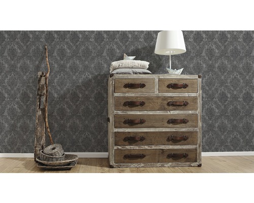 Chambre décorative avec commode, lampe et décoration murale