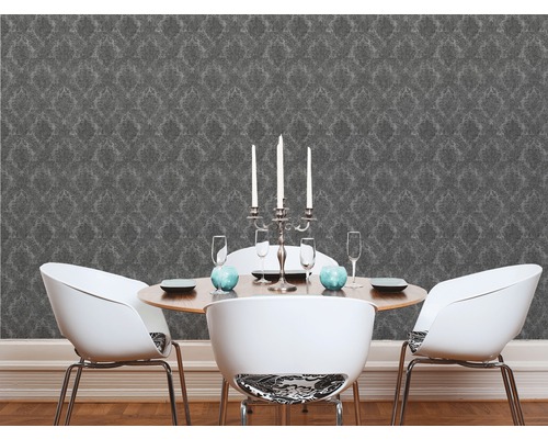 Salle à manger avec table, chaises et papier peint à motifs