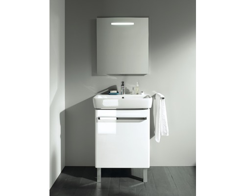 Salle de bains avec meuble sous-lavabo, lavabo et armoire de toilette