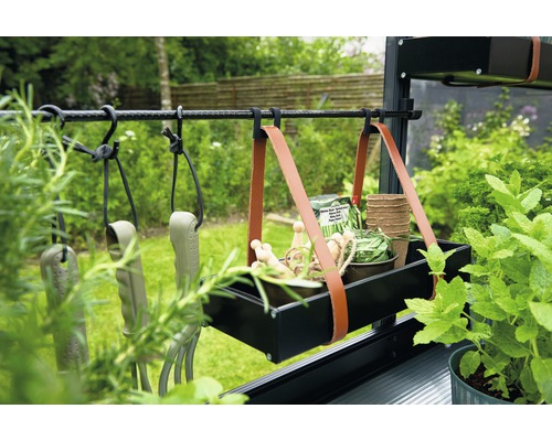 Outils de jardin suspendus et accessoires de plantation dans une serre