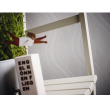 Papier peint à motif ondulé et échelle blanche