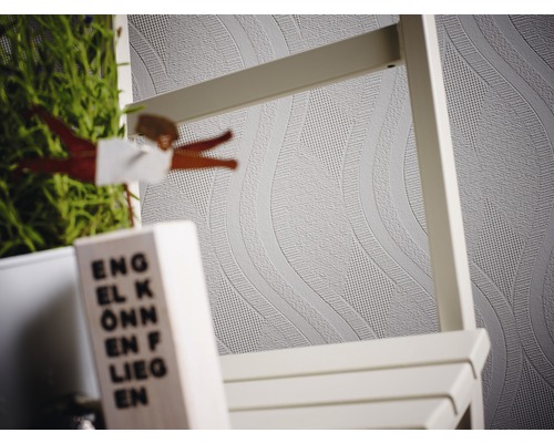 Papier peint à motif ondulé et échelle blanche