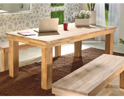 Table de salle à manger et bancs en bois dans une pièce claire et spacieuse