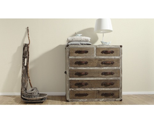 Commode de style campagnard avec sept tiroirs, lampe, coussins et décoration