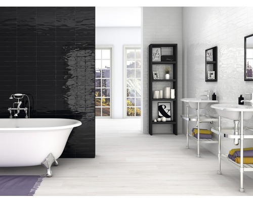 Salle de bains avec baignoire, lavabos et étagères devant un mur carrelé