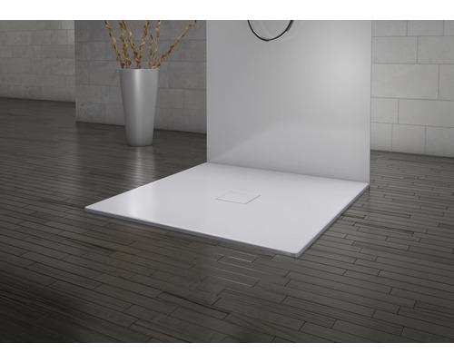 Receveur de douche carré avec drain dans la salle de bain.