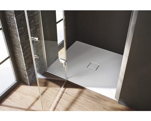 Douche à l''italienne avec receveur plat et paroi en verre dans une salle de bain moderne.