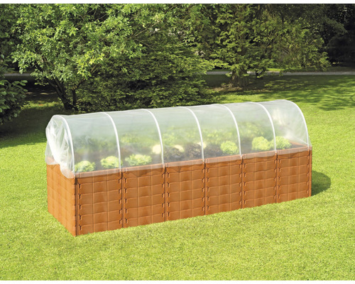 Hochbeet mit Folientunnel im Garten