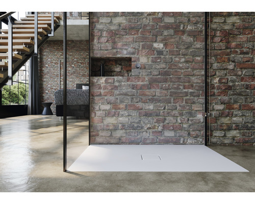 Salle de bains avec douche plain-pied, paroi de séparation en verre et mur de briques.