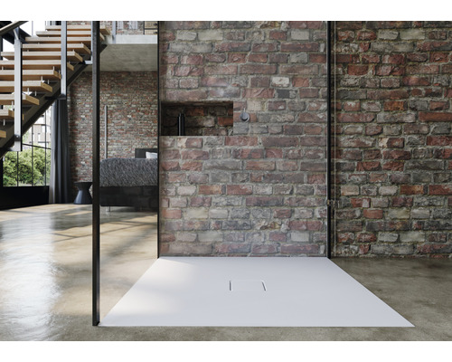 Douche à l''italienne avec receveur de douche plat blanc devant un mur de briques