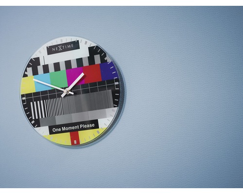 Nextime Uhr mit Testbilddesign für die Wand