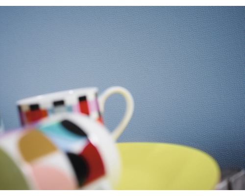Tasse und Untertasse mit buntem Muster