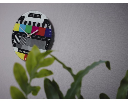 Wanduhr mit Testbildmuster und Nextime Logo
