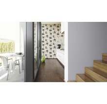 Intérieur d''une maison avec terrasse, cuisine, papier peint et escalier