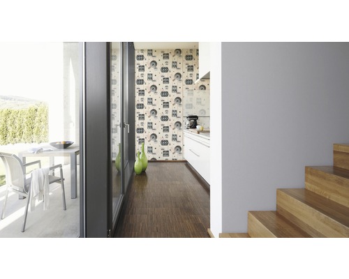 Intérieur d''une maison avec terrasse, cuisine, papier peint et escalier