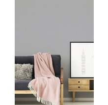 Salon avec canapé, coussin, plaid et table d''appoint avec cadre photo