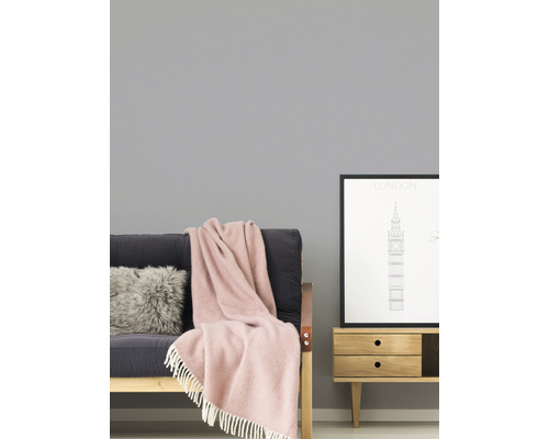 Salon avec canapé, coussin, plaid et table d''appoint avec cadre photo