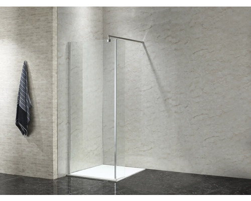 Begehbare Dusche mit Duschwand und Handtuch