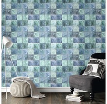 Wohnzimmer mit Wandtapete im Fliesendesign, Sessel und Stehlampe