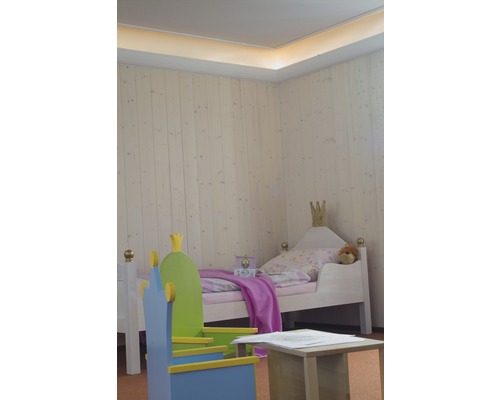 Chambre d''enfant avec lit simple, jouets et lambris en bois