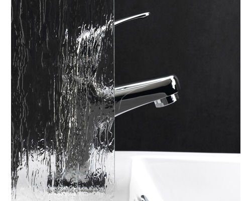 Verre décoratif avec motif de cascade et robinet