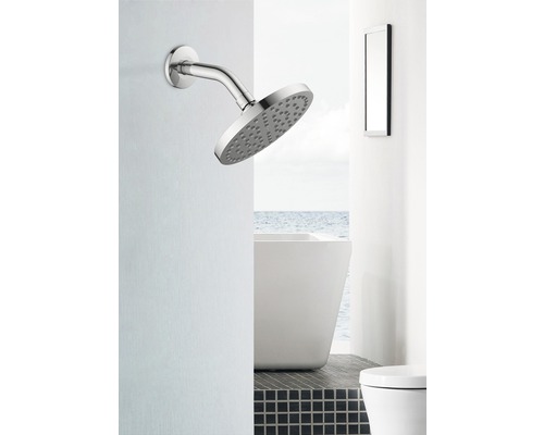 Kopfbrause an der Wand im Badezimmer