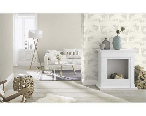 Helles Wohnzimmer mit Sofa, Tisch, Lampe, Kamin und Waldtapete