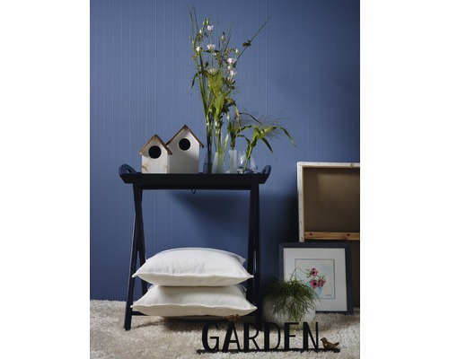 Dekorative Gartenszene mit Tisch, Kissen, Blumen, Vogelhäusern und Gartendekoration