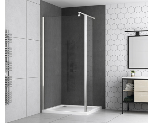 Badezimmer mit Duschkabine aus Glas und Ablage