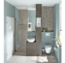 Modernes Badezimmer mit Toilette, Waschbecken, Dusche und Heizung