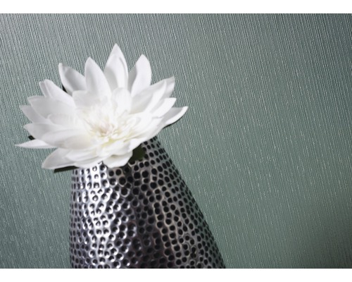 Fleur artificielle décorative dans un vase à effet martelé