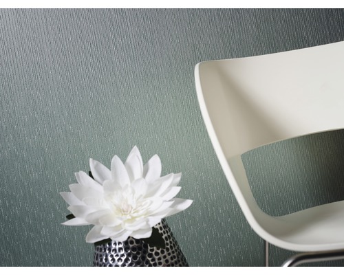 Scène avec papier peint texturé, chaise et vase de fleurs