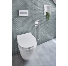 Modernes Badezimmer mit Wand-WC, Betätigungsplatte und integriertem Toilettenpapierhalter