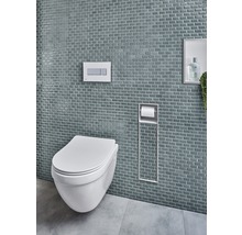 Modernes Badezimmer mit Wand-WC, Betätigungsplatte und Fliesenwand