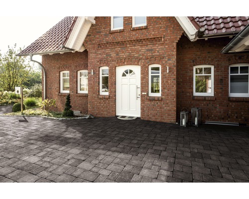 Maison individuelle avec allée pavée et façade en briques