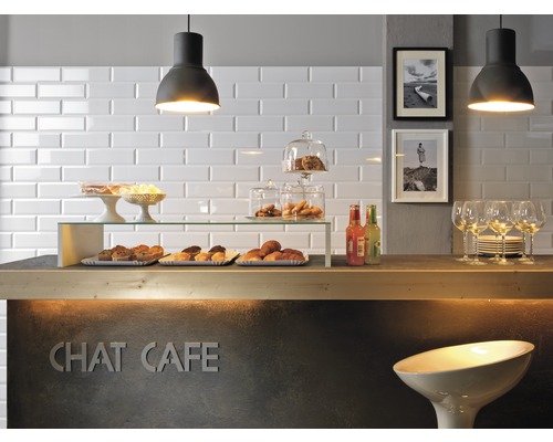 Photo d''intérieur d''un café avec des snacks, des boissons, de la vaisselle et de l''éclairage