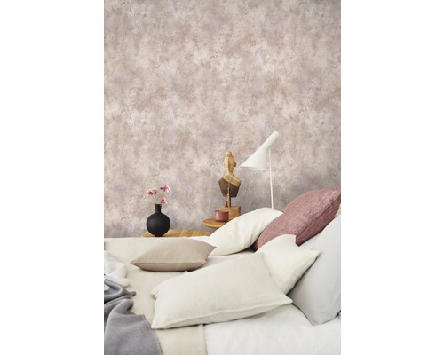 Chambre à coucher avec lit et papier peint à motifs