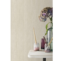 Beige Tapete mit zarten Texturstreifen, kombiniert mit Dekorationsgegenständen