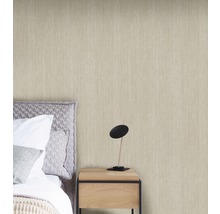 Helle Vliestapete im Schlafzimmer mit Bett und Nachttisch