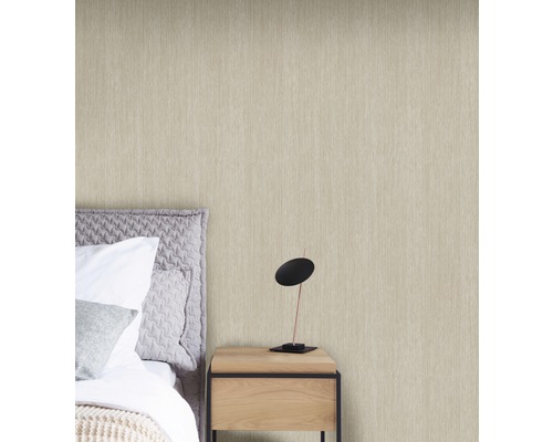 Helle Vliestapete im Schlafzimmer mit Bett und Nachttisch