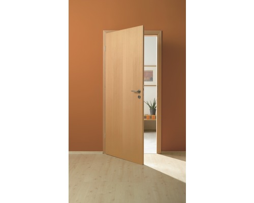 Porte intérieure ouverte avec poignée dans une pièce