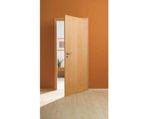 Porte en bois ouverte dans une pièce avec un mur orange