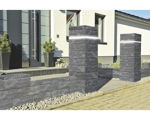 Aussenbereich mit Pflastersteinen und beleuchteten Säulen