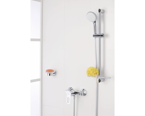 Duschgarnitur mit Handbrause, Brausestange, Seifenschale und Duscharmatur im Badezimmer.