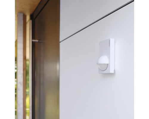 Détecteur de mouvement en saillie pour l''extérieur monté sur un mur.